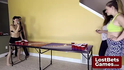 Cesur bir striptiz Hava Pong hareketi rakibinin vuruşunu çıldırtıyor