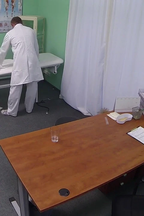 Doktor güzel hastaların amını muayene ediyor ve dölleme reçete ediyor