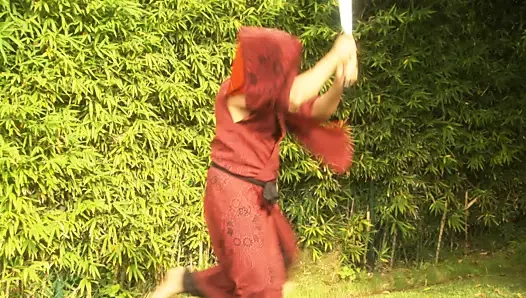 Kız yatakta sert bir seks deneyiminden önce benzersiz bir oral seks sunar