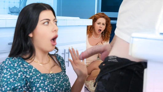 tatil sunucusu misafir çifti gözetlerken kız erkek arkadaşının büyük götünü emiyor