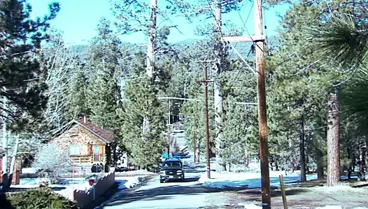 Şömine, şarap ve koca memeli eğlence, Noel'den hemen önce sikişiyor