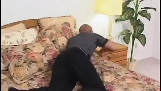 Ateşli götlü zenci sürtük yatakta aç adam tarafından sikiliyor ve çok sikiliyor