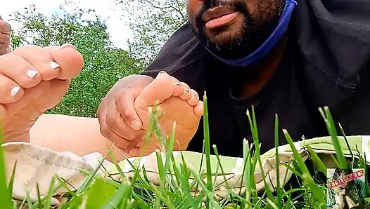 Sunny12s profesyonel masöze gecikmiş ayak masajı yapıyor ve ayak emiyor