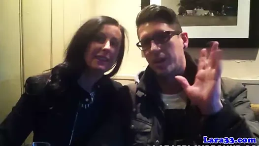 uzun boylu olgun ingiliz parmaklı içinde sulu vajina