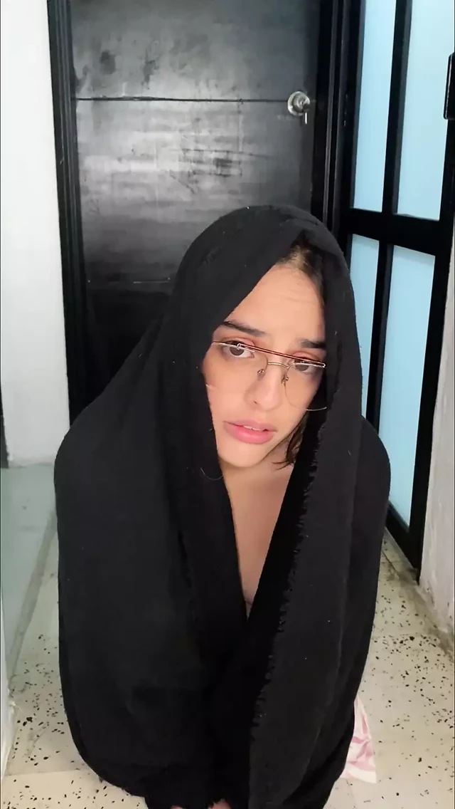Arap, bir yarak için götünü açmak üzere olduğu için Tanrı'nın af dilemesi için dua ediyor.