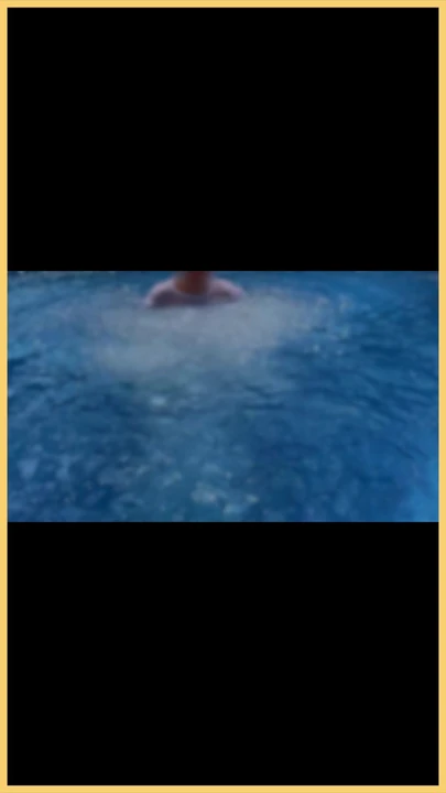 Mükemmel sütyensiz memeli evli kadın havuzda ıslak gömlek