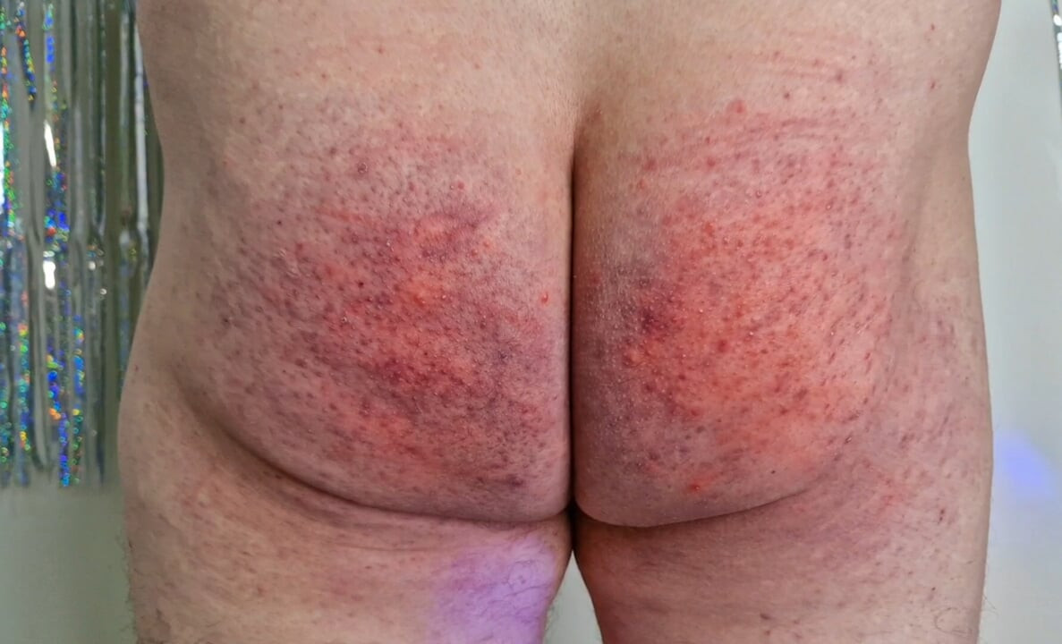 Dominatrix Nika köleyi kırmızıya dönene kadar çıplak götüne şaplak atarak cezalandırıyor. Kadın egemenliği bdsm şaplak