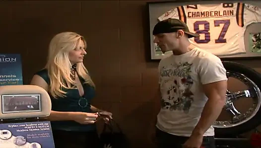 Tavlanan orta yaşlı seksi kadın sikiliyor ve yüzüne boşalma