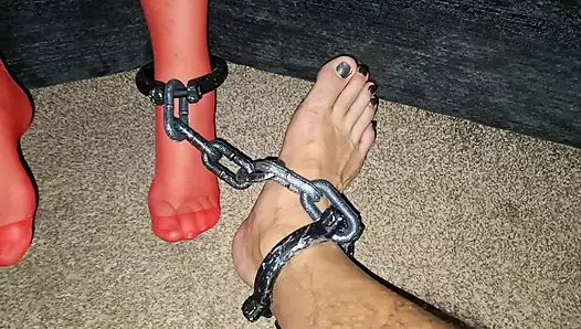 Zincir ve çorap giyiyor