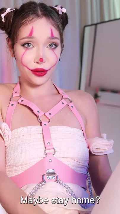 Pennywise ustaca emiyor ve yüzüne boşalma alıyor