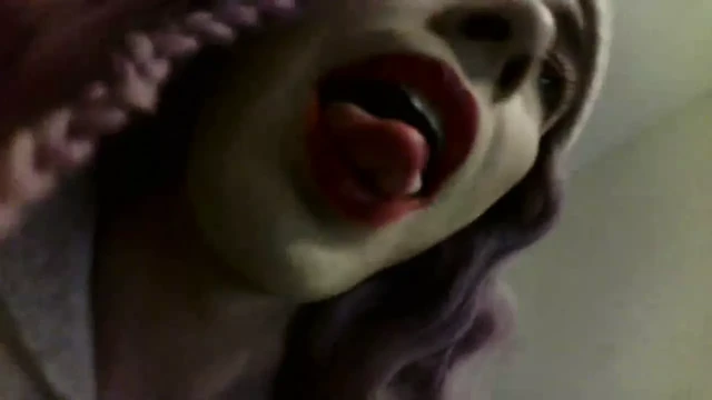 Короткое шоу с вибратором и пальцами