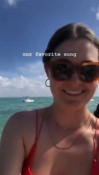 Dakota bikinili yelpaze