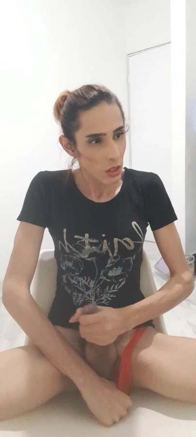 Насладись богатым и удовлетворяющим моментом с ultrisima, как она расслабляется и мастурбирует, пока она не достигнет самой богатой и самой захватывающей кульминации, которую она когда-либо там имела.  Скажите мне, если вам нравится больше видео, как это.