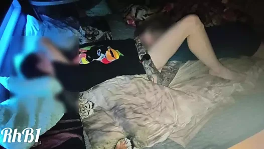 Gıcırtılı, aydınlatılmış bir otel yatağında seks yaptık