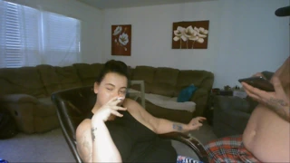 Kayınbiraderim bana masaj yapıyor ve bir hisle başa çıkıyor