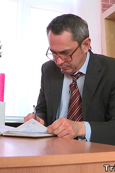İki genç seksi öğrenci sakso çekiyor ve yaşlı öğretmeni sikiyor