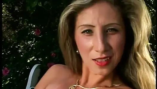 Gina Ryder açık havada işiyor - sapık orta yaşlı seksi kadınlar