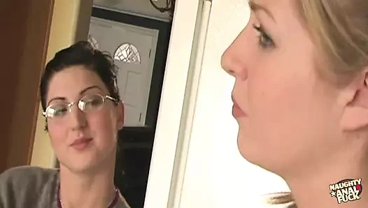 Sahte göğüsleri bu adam tarafından sağlanan büyük bir dölle kaplandı