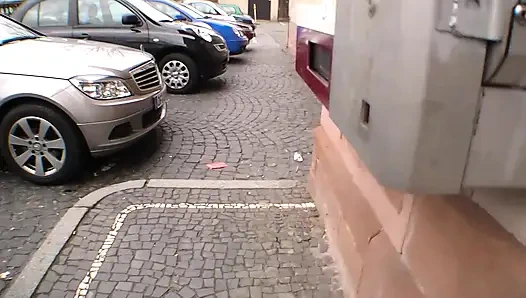 18 yaşındaki ufacık kaltak sikiliyor ve azgın sikiliyor