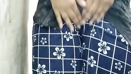 Ateşli Hintli kız seksi bir banyo yapıyor