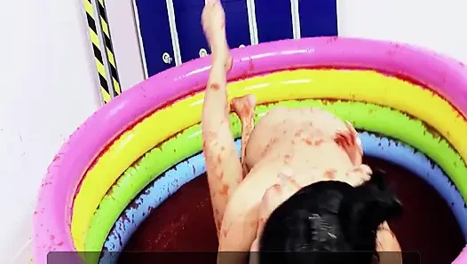 Havuz amcıkları sahnesi-4 büyük memeli esmer lezbiyenler jöle havuzunda birlikte seks yapıyor