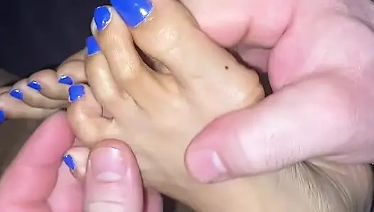 Naelor Melove'un ayaklarına ve mavi ojeli uzun seksi ayak parmaklarına masaj yapıyor