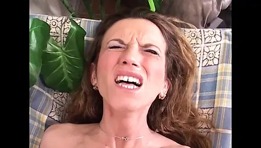 İki azgın lezbiyen yumruk sokmayı yalamayı seviyor