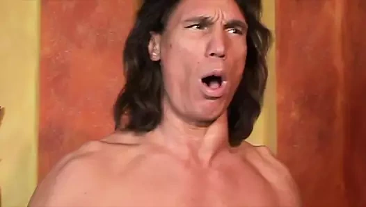 Büyük memeler, kıllı amcık ve sikişmek için güzel bir göt