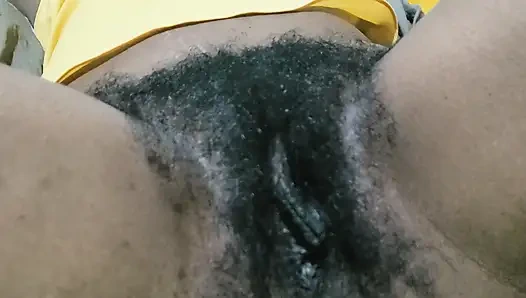 Tombul kızıl saçlı hatun ve kıllı amcık yakın çekim ateşli enerji ile yoğun arzusunu kucaklıyor