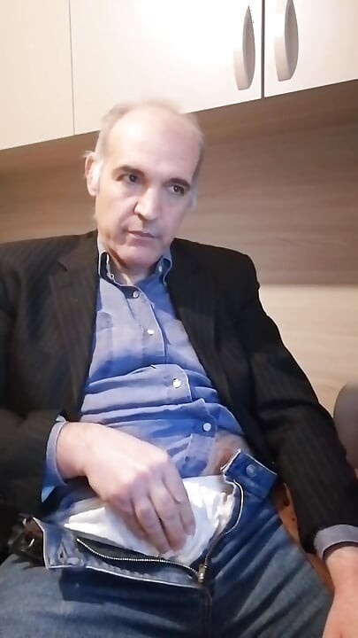 Striptiz, sidik ve uzun bir elle muamele