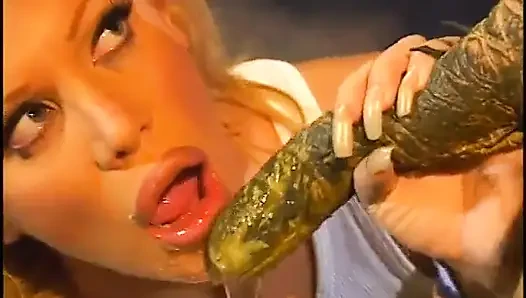 Sağlam mutant mağaradaki güzelliği baştan çıkarıyor