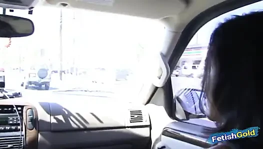 Asyalı güzel kadın arabasını tamir etmek için büyük beyaz yarakla sert sikiliyor