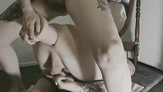 Tatianal içine büyük bir dildo soktuktan sonra erkeğinin genişleyen göt deliğine işiyor.