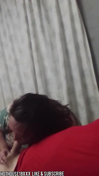 Ateşli üvey anne üvey oğlunun yarağını emiyor (çok ateşli oral seks videosu) | Klip 3
