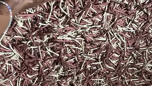 Ateşli zenci bebek ayak masajı bölümü