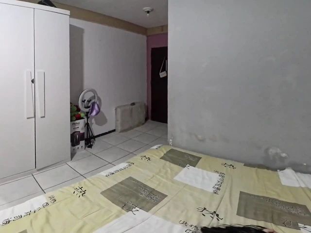 Yalnız ev hanımı internet teknisyenlerine karşı koyamıyor ve kocasını aptal durumuna düşürüyor!