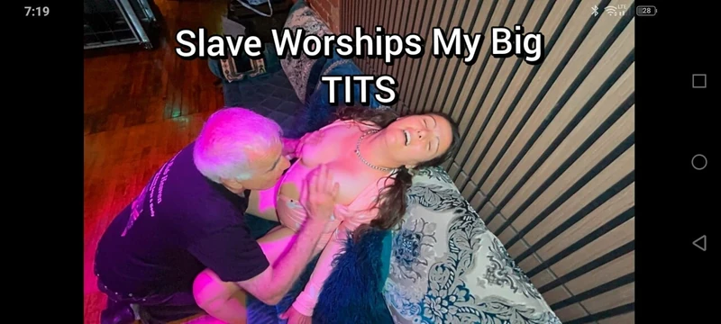 Проказливая девушка получает секс-рабыня для поклонения ступням и большим сиськам