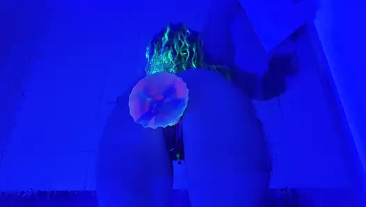 Neon duşta ıslak ve azgın sikişiyor