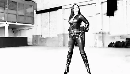 Siyah deri domina (kısa klips)