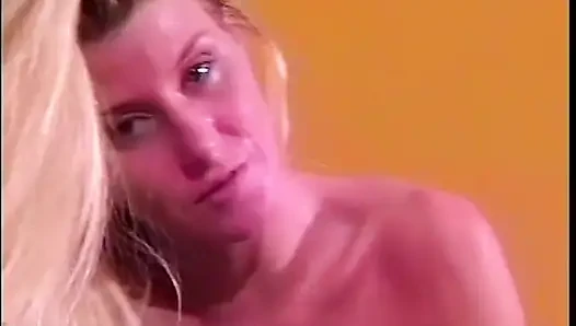 Porno çekerken biraz eğleniyor