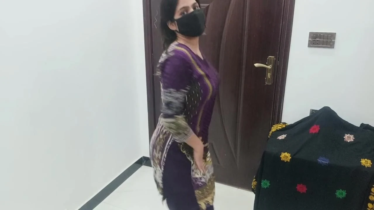 पाकिस्तानी सुंदरी रानी लड़की लाइव वीडियो कॉल पर नग्न नाच रही है