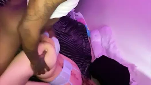 Büyük götlü harika götlü beyaz kız sonsuza kadar sikişmek istiyor