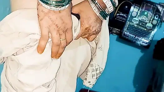 Küçük yaraklı kadın kılıklı büyük vajinalı ateşli evli kadın