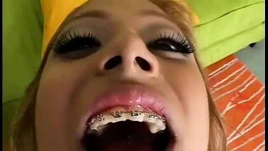 Azgın yaşlı adam kızların sıkı ıslak göt deliğine dildo kaydırıyor
