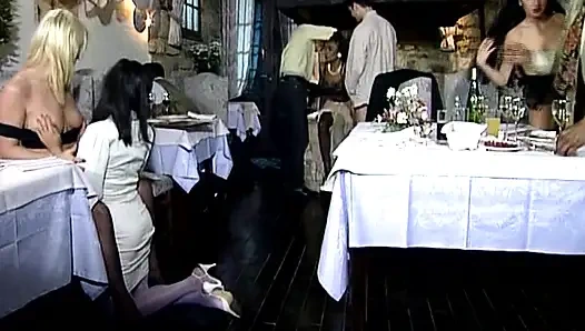 Muhteşem Alman kızlarla klas bir restauran'da dp ırklararası sikiş festivali