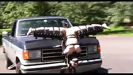 Açık bacaklar ile baş aşağı bağlı