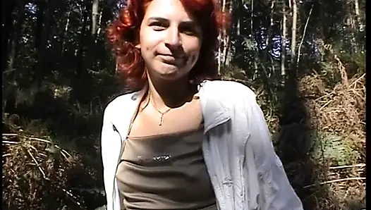 Kızıl saçlı piliç açık havada amıyla oynuyor