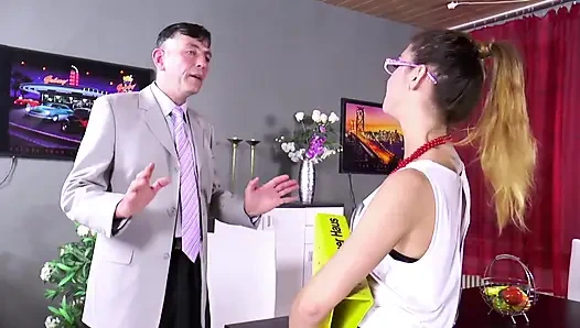 Seksi küçük memeli piliç sevimli ağzına püskürtülüyor