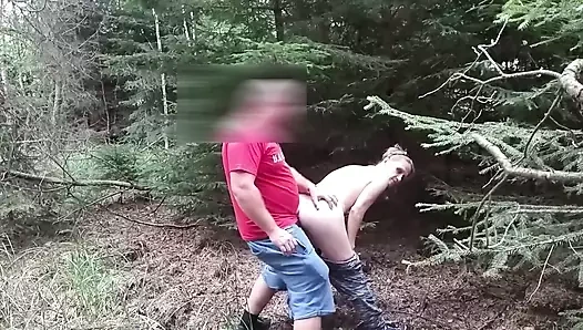 Yabancı herkesin içinde çıplak bayanı açık havada seks yaparken sikiyor