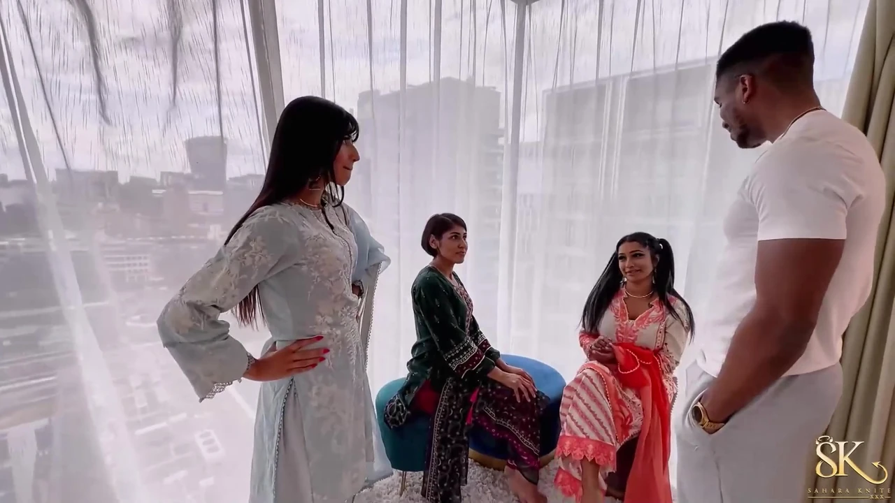 SAHARA Knite - बड़ा काला एशियाई तीन लोगों वाली चुदाई से मिलता है